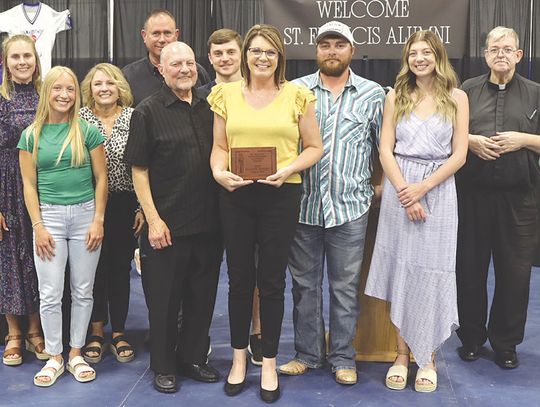 Dan Engel named Distinguished Alumni winner at HSF banquet