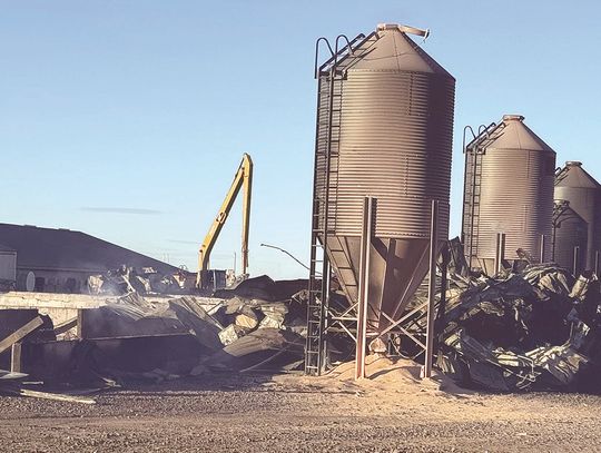 Fire destroys Pillen hog facility