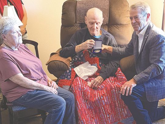 Settje receives Korean War coin