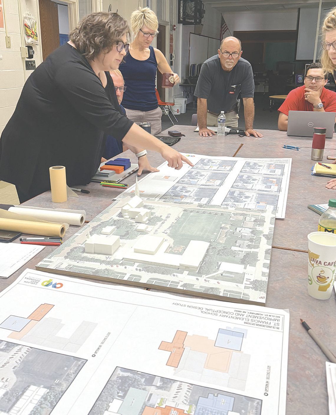Building committee hires construction mgr.